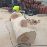 Operarios de Actúa SM y Acciona diseñan un banco con el tronco de un árbol centenario caído durante la DANA