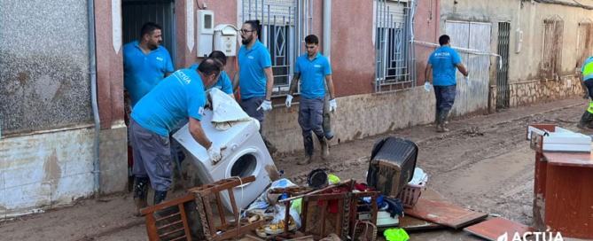 Actúa colabora en la limpieza de Javalí Viejo para que los vecinos recuperen sus casas cuanto antes