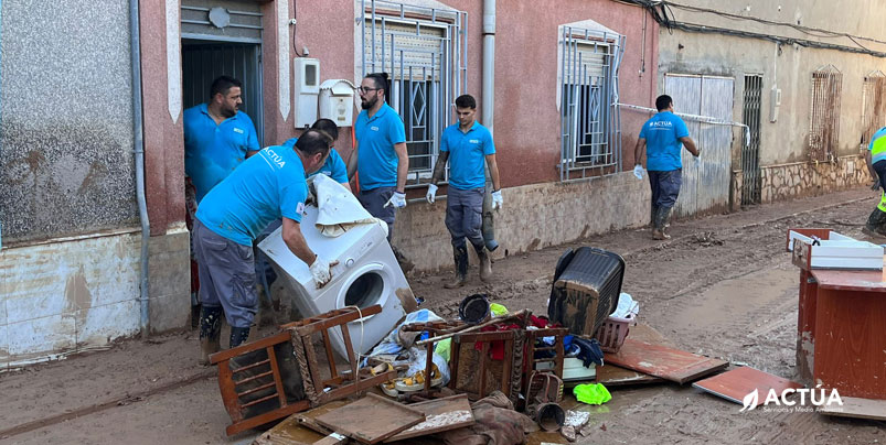 Actúa colabora en la limpieza de Javalí Viejo para que los vecinos recuperen sus casas cuanto antes