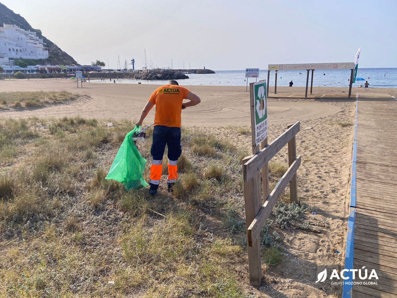 Actúa pone en marcha un dispositivo especial para garantizar la limpieza de las playas de Cabo de Gata durante todo el verano
