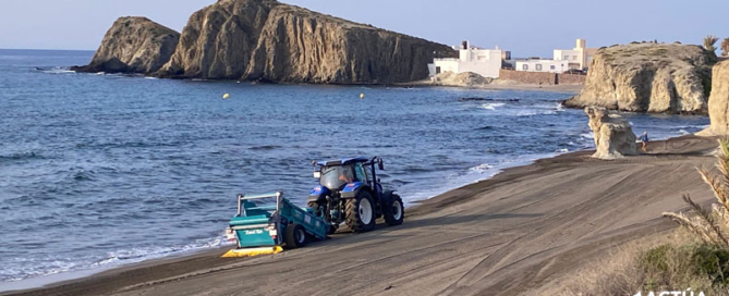 Actúa pone en marcha un dispositivo especial para garantizar la limpieza de las playas de Cabo de Gata durante todo el verano