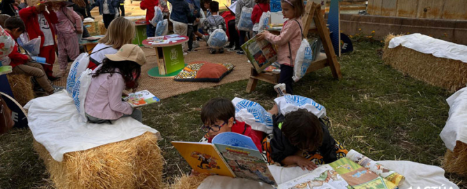 Actúa fomenta el intercambio de libros en su ‘Bosque de la lectura’ de la Feria del Libro de Cartagena