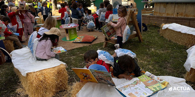 Actúa fomenta el intercambio de libros en su ‘Bosque de la lectura’ de la Feria del Libro de Cartagena