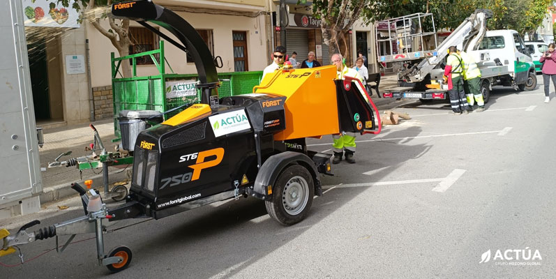 El nuevo servicio de mantenimiento de zonas verdes de Sant Joan d’Alacant incluye mejoras medioambientales y sociales