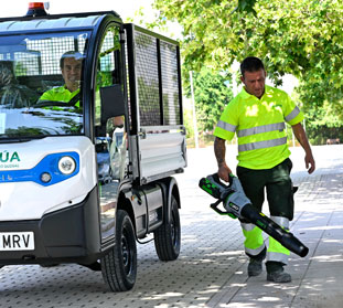El servicio de mantenimiento de zonas verdes de Yecla incorpora vehículos eléctricos y mejoras en el sistema de riego