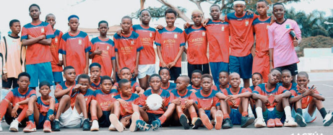 Más de cien niños y niñas participan en el campamento de fútbol que patrocina Actúa en Guinea Ecuatorial