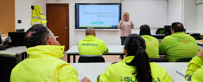 Actúa refuerza su compromiso con la sostenibilidad con una formación en poda de arbolado urbano en Islantilla