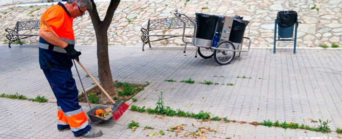 El municipio sevillano de Sanlúcar La Mayor refuerza su servicio de limpieza viaria