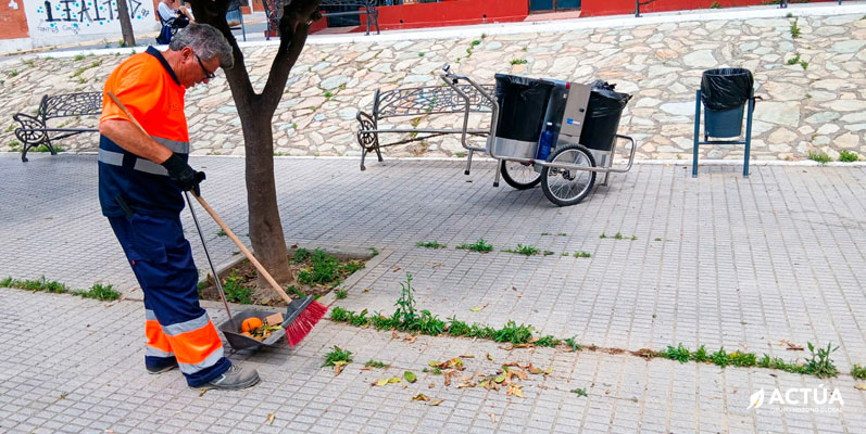El municipio sevillano de Sanlúcar La Mayor refuerza su servicio de limpieza viaria