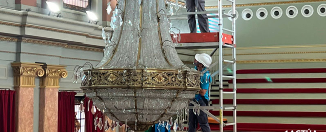 Actúa devuelve el brillo a la centenaria lámpara del Salón de Plenos del Ayuntamiento de Murcia