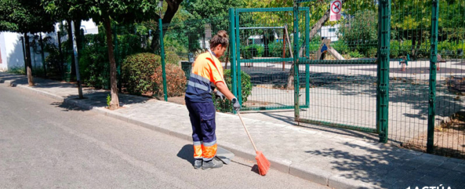 Actúa refuerza la limpieza viaria y de espacios públicos en Olivares, en Sevilla