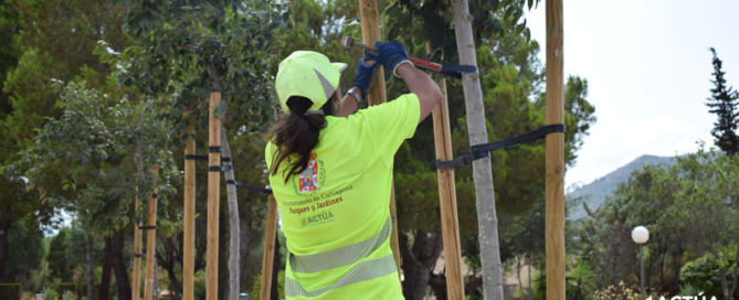 Actúa refuerza la limpieza viaria y de espacios públicos en Olivares, en Sevilla