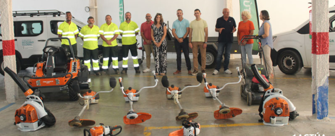 Denia refuerza el servicio de desbroce y mantenimiento de sus zonas verdes con el doble de personal y nueva maquinaria