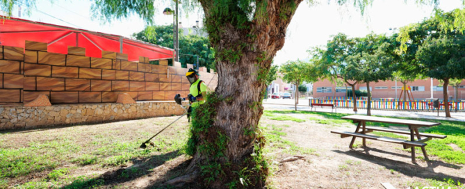 Cartagena refuerza el mantenimiento y embellecimiento de sus barrios para mejorar el entorno urbano