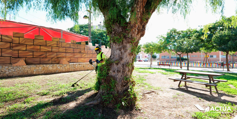 Cartagena refuerza el mantenimiento y embellecimiento de sus barrios para mejorar el entorno urbano