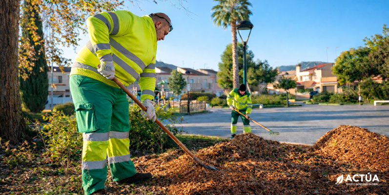Cartagena mejora sus zonas verdes con un plan de aporte de triturado vegetal