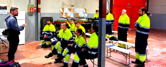 Profesionales de Actúa de la provincia de Alicante se forman en el uso seguro de maquinaria de jardinería y trabajos en altura