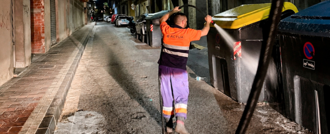 Alcantarilla refuerza la limpieza de sus calles con un dispositivo especial durante el verano