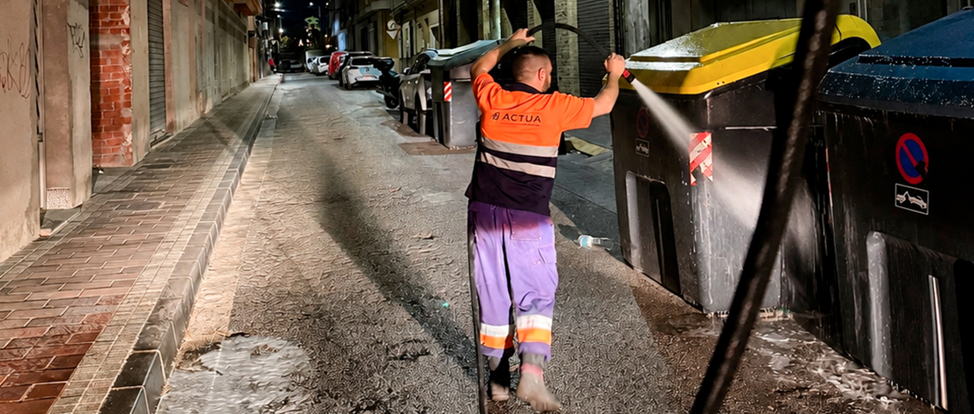 Alcantarilla refuerza la limpieza de sus calles con un dispositivo especial durante el verano